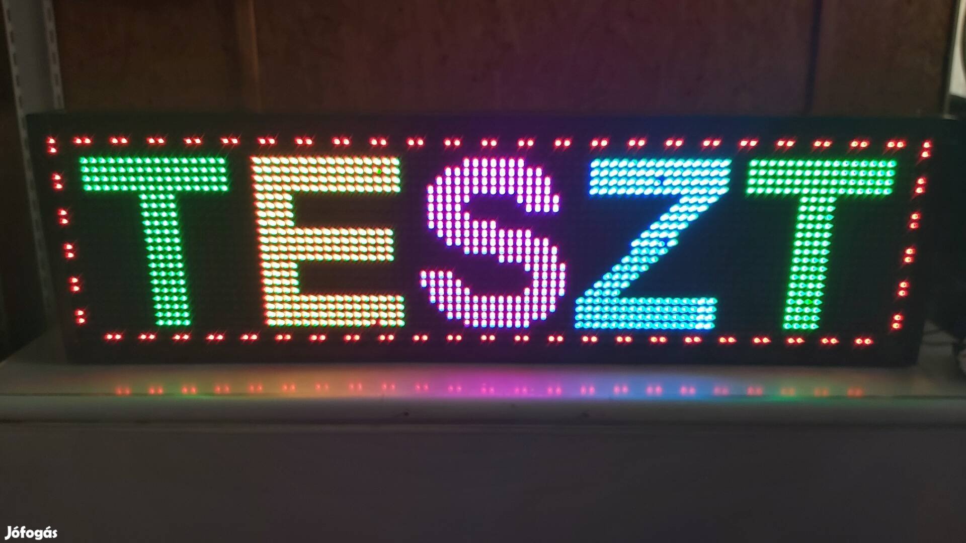 ledes színes reklámtábla