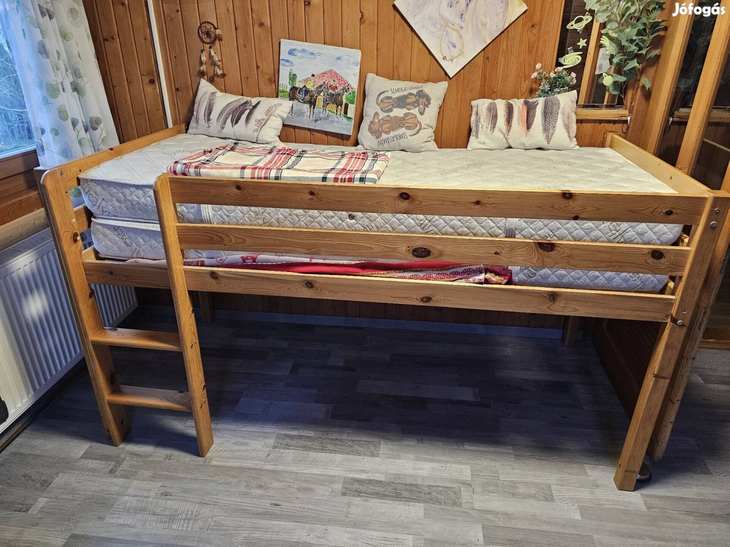 magasított kiságy matraccal