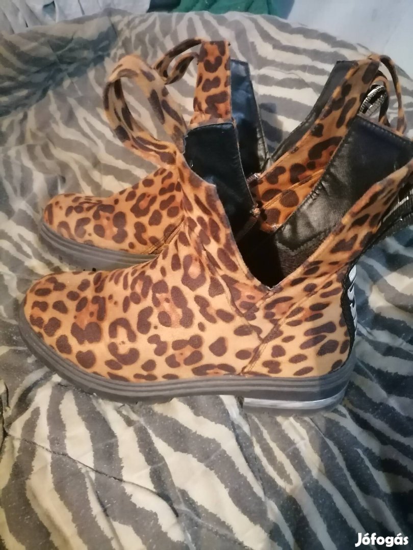 magasszárú női cipő