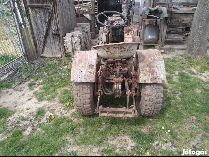 mia motoros kistraktor tartozékokkal