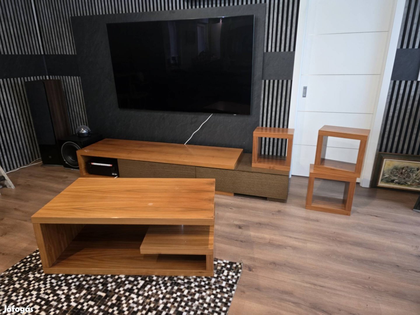 modern nappali tv szekrény asztallal polcokkal