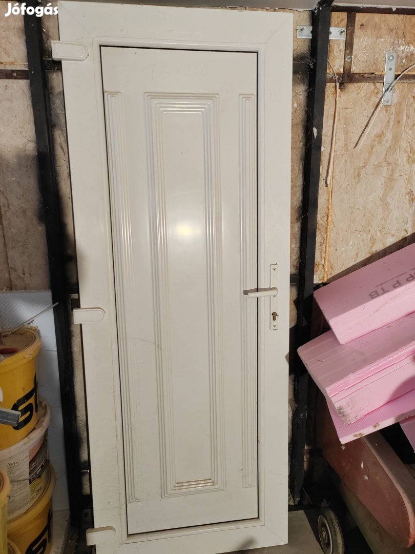műanyag bejárati ajtó