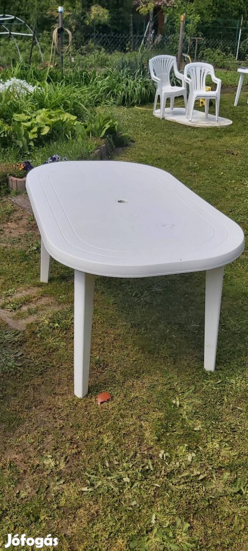 müanyag kerti asztal 130 cm