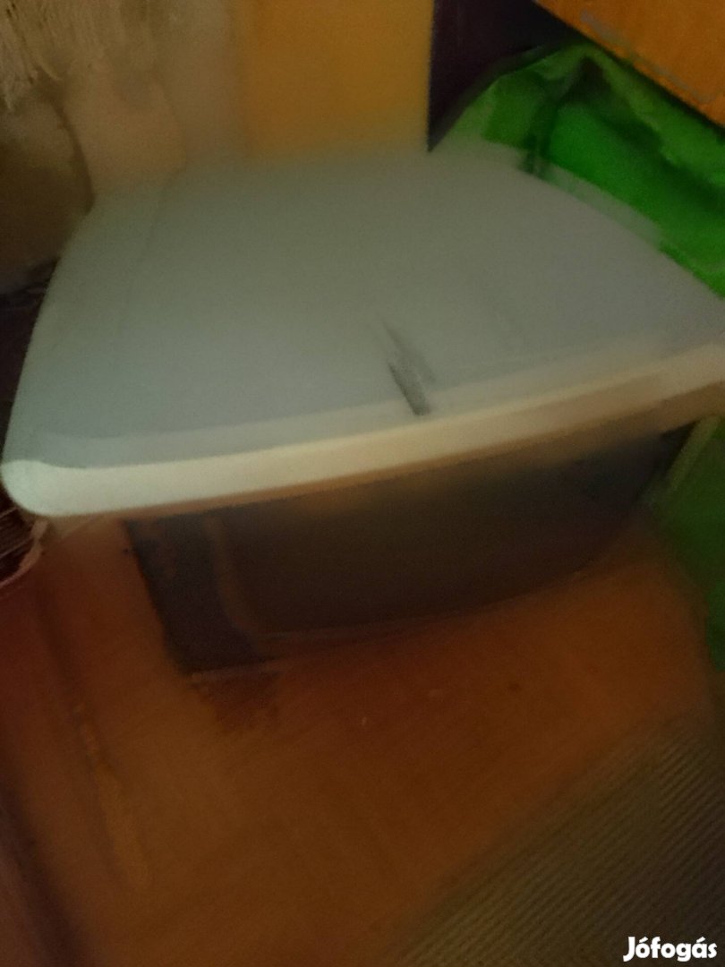 nagyképernyős üzemképes színes televízió