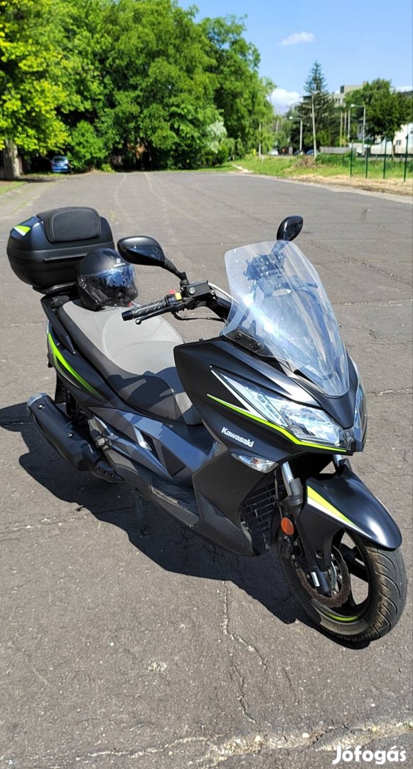 nagytestű robogó Kawasaki j300