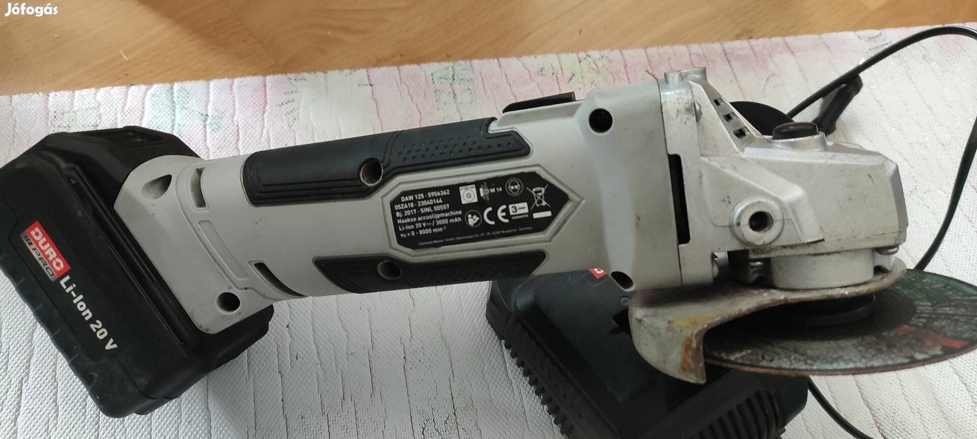 nem Makita v Dewalt sarokcsiszoló.