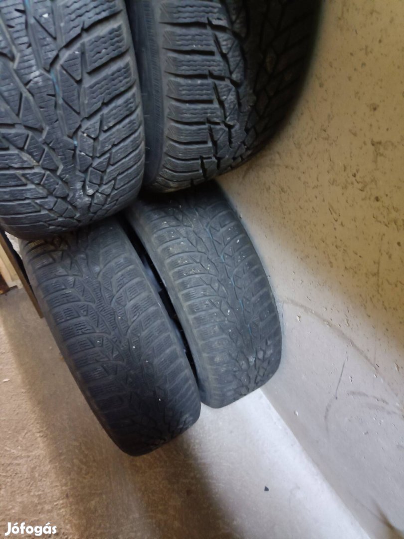 opel Astra H téli gumi alumínium felnire szerelve.