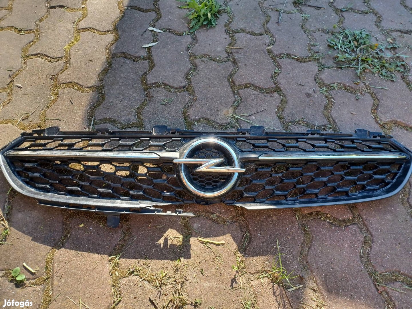 opel corsa F hűtőŕaccsal első embléma  