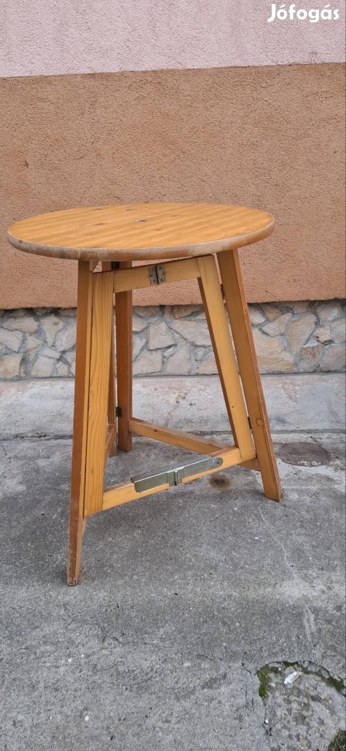 összecsukható asztal