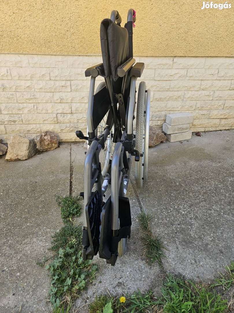 összecsukható kerekesszék