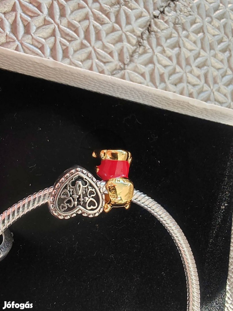 pandora disney karkötő charmokkal