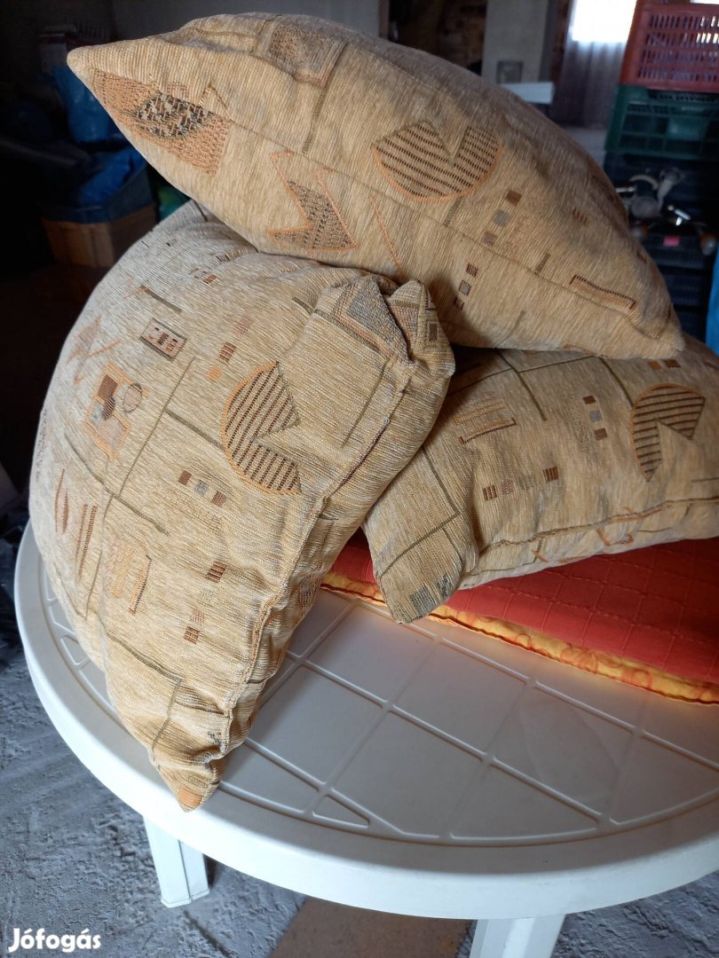 párna eladó garniturahoz volt