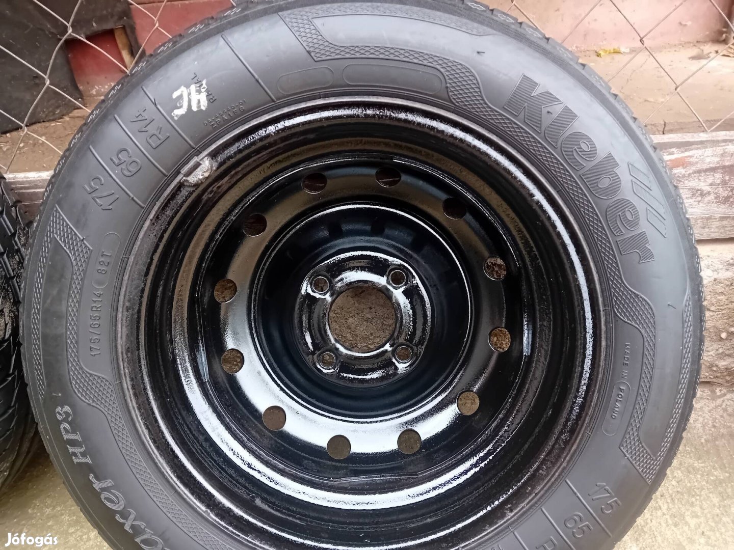 peugeot partner jó állapotú nyárigumi felnivel. 