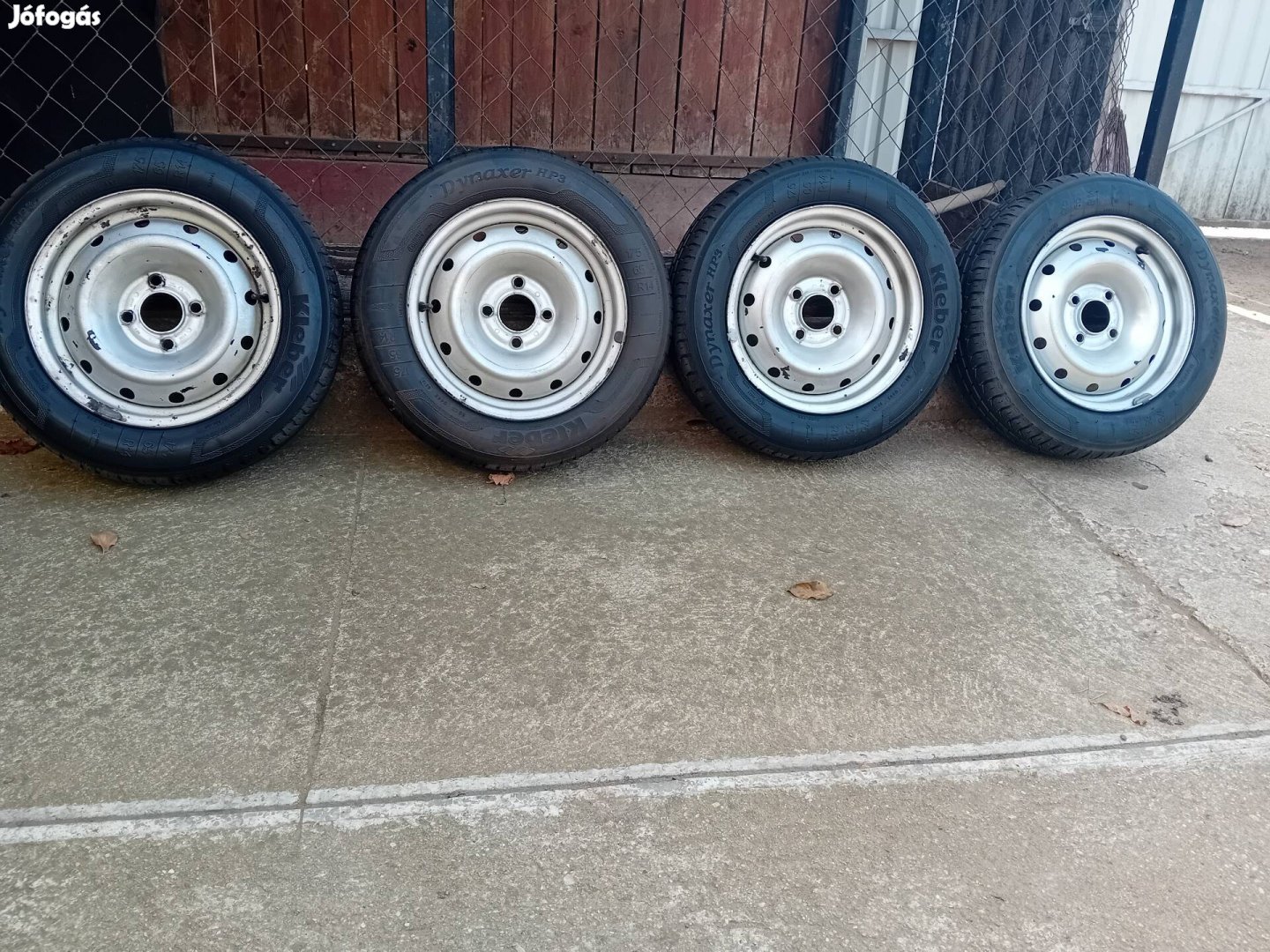 peugeot partner jó állapotú nyárigumi felnivel. 
