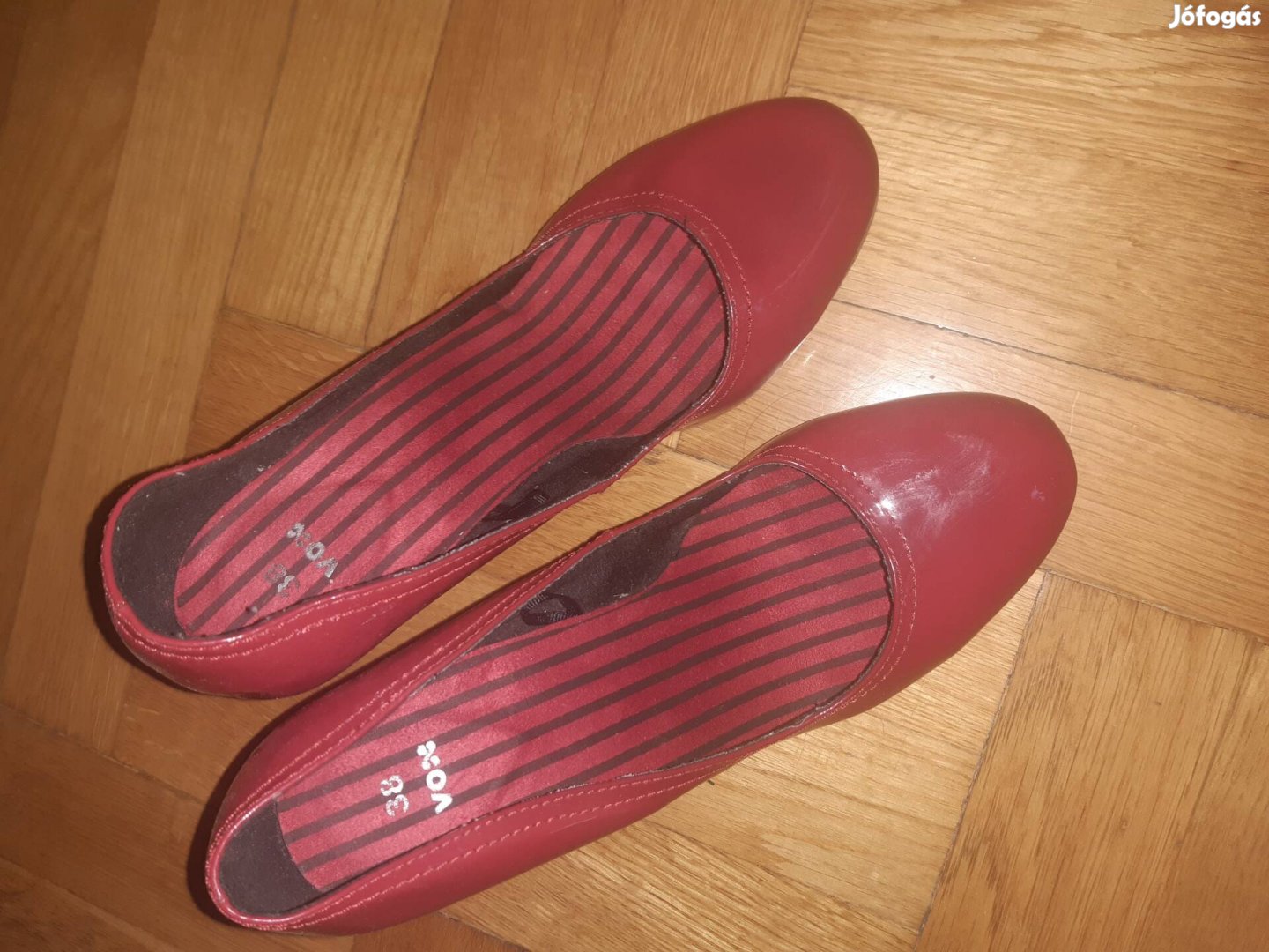 piros magassarkú cipő