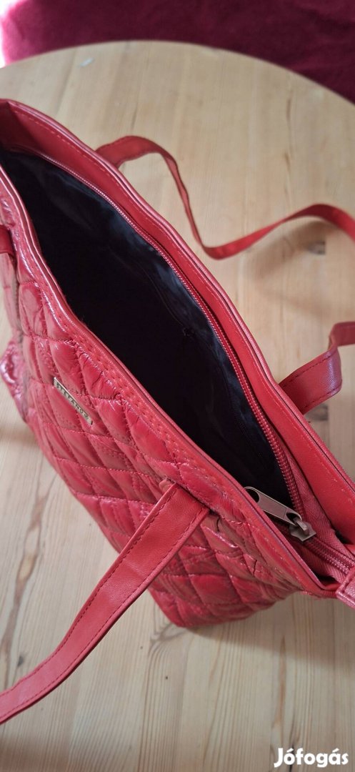 piros nöi taska