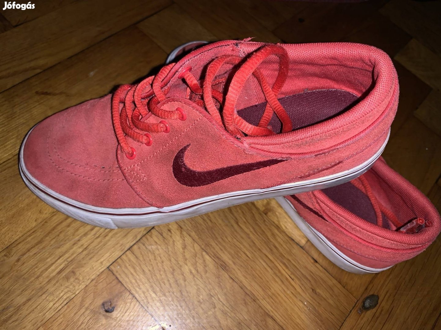 piros velurbőr Nike cipő 37,5