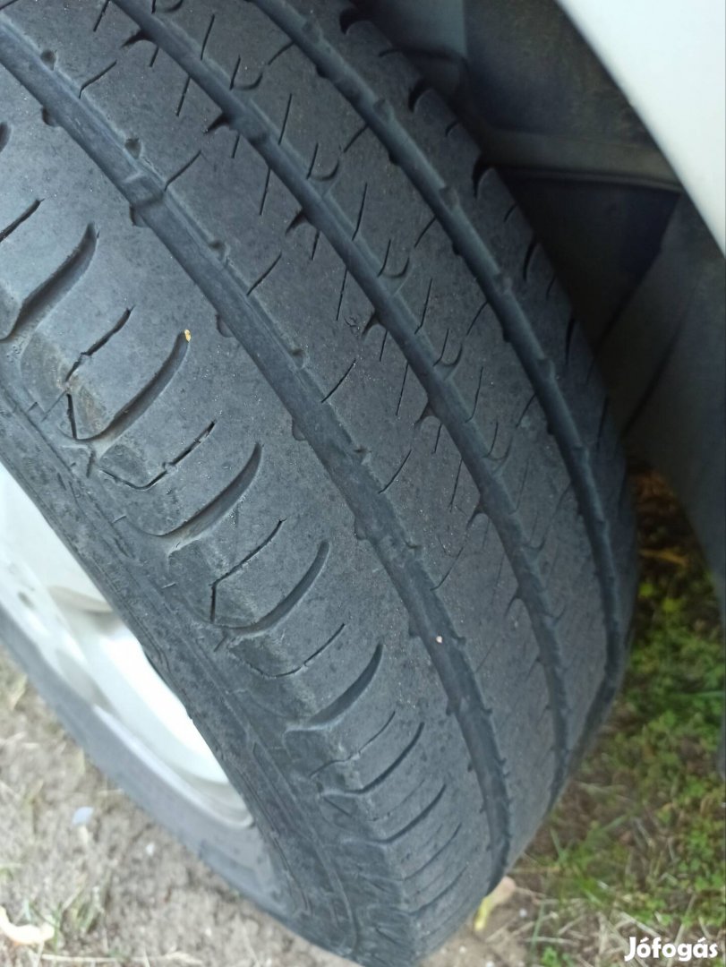r16c gumik 4 db jó mintával