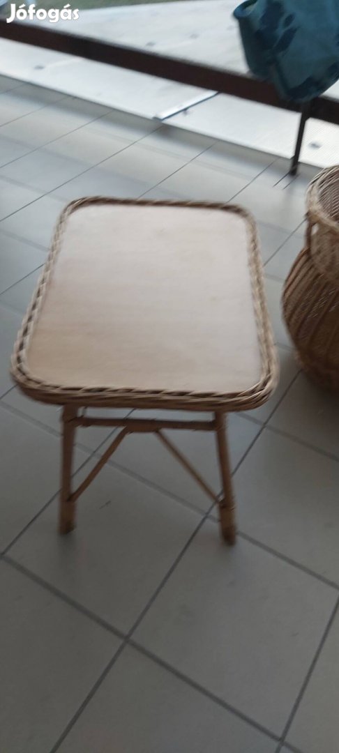 rattan asztal 60 x 40 cm    45 cm magas