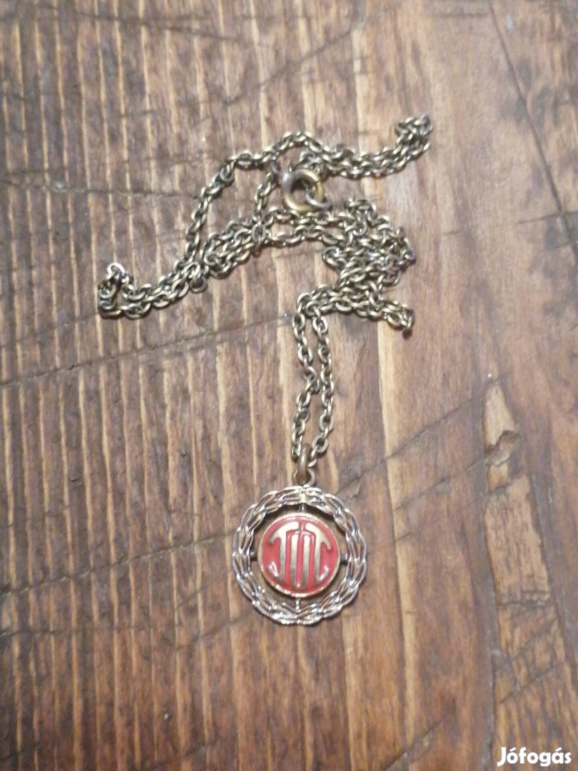 régi lánc medállal