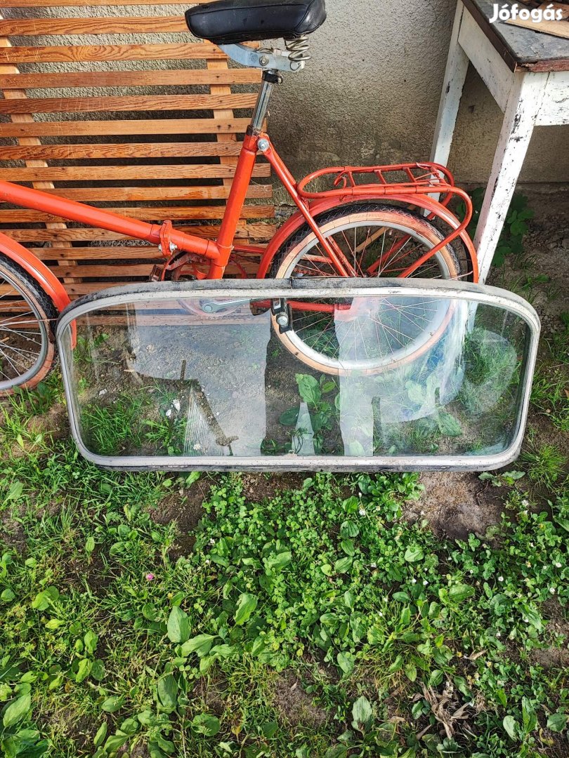 regi trabant hatso üveg