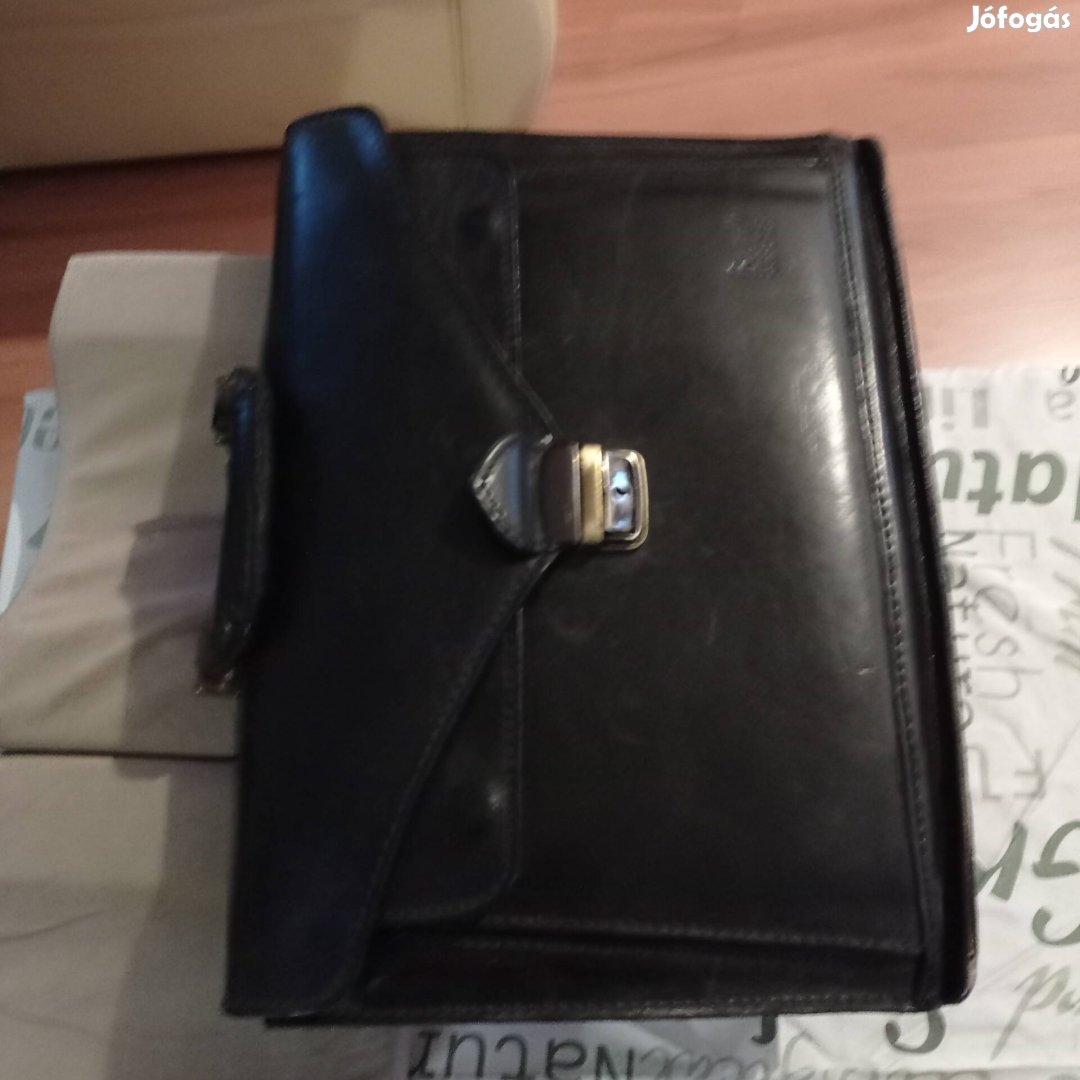 retro fekete aktatáska és kézi táska együtt 