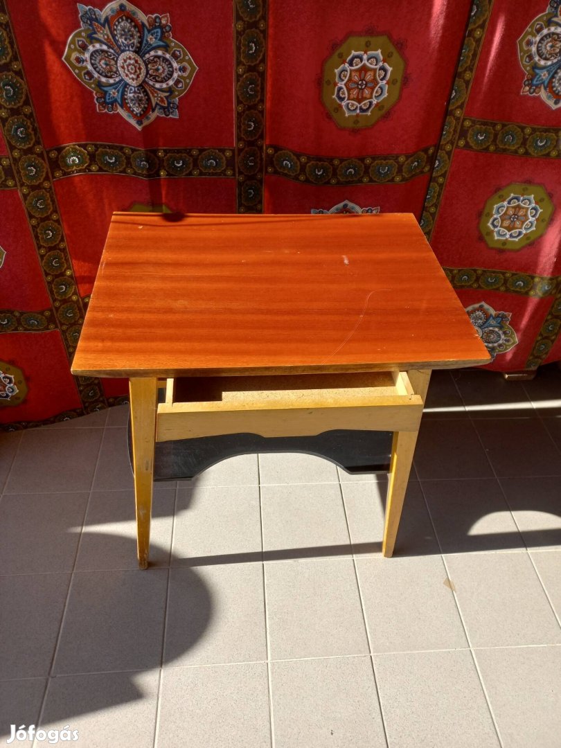 retro fiókos kisasztal 