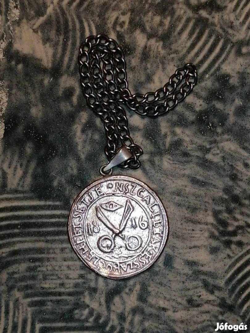 retró nyaklánc medállal