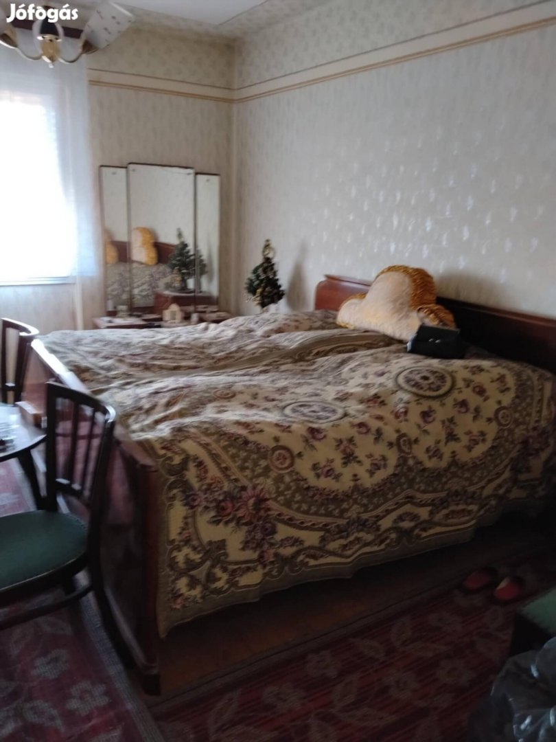 retro vintage fényes fa ágy