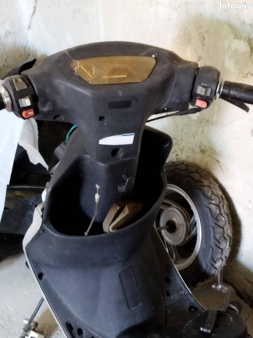 robogó alkatresz egyben