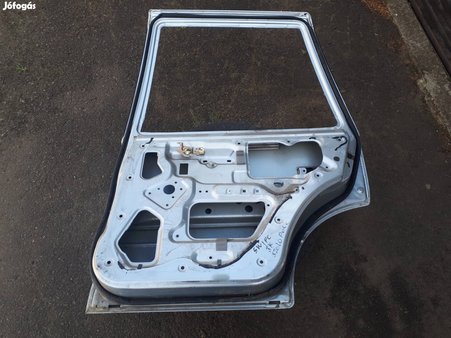 suzuki   swift  1999 , 5 ajtós ezüst  jobb hátsó üres ajtó 