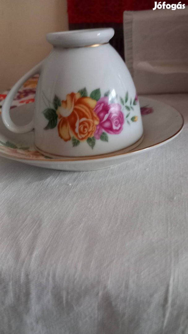 szép kávéscsésze aljjal