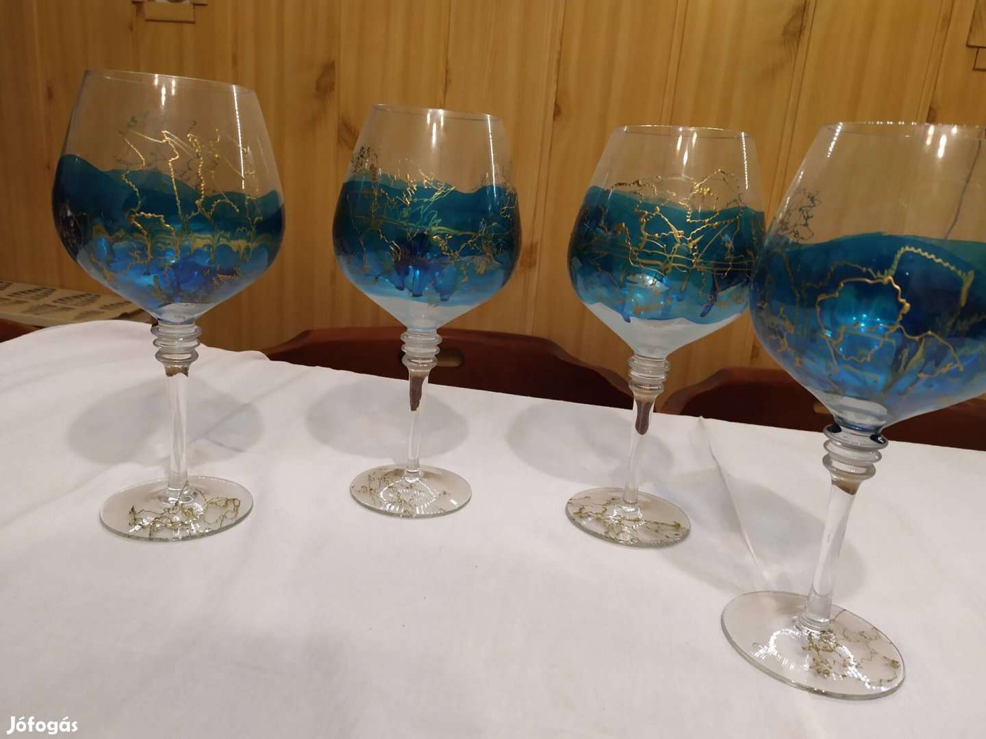 színes boros poharak