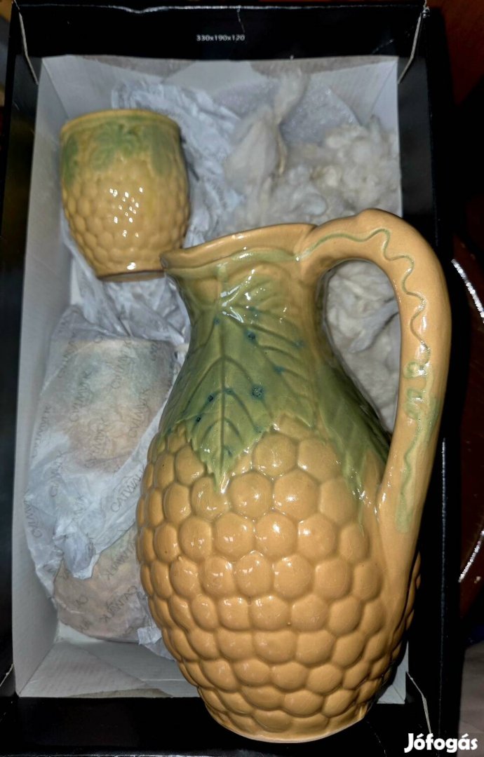 szőlö domboros kancsó keramia