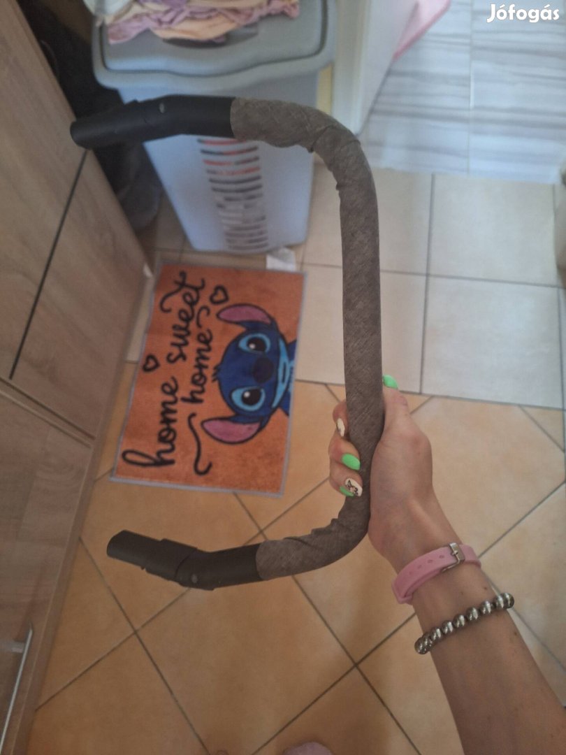 szürke sport babakocsi 