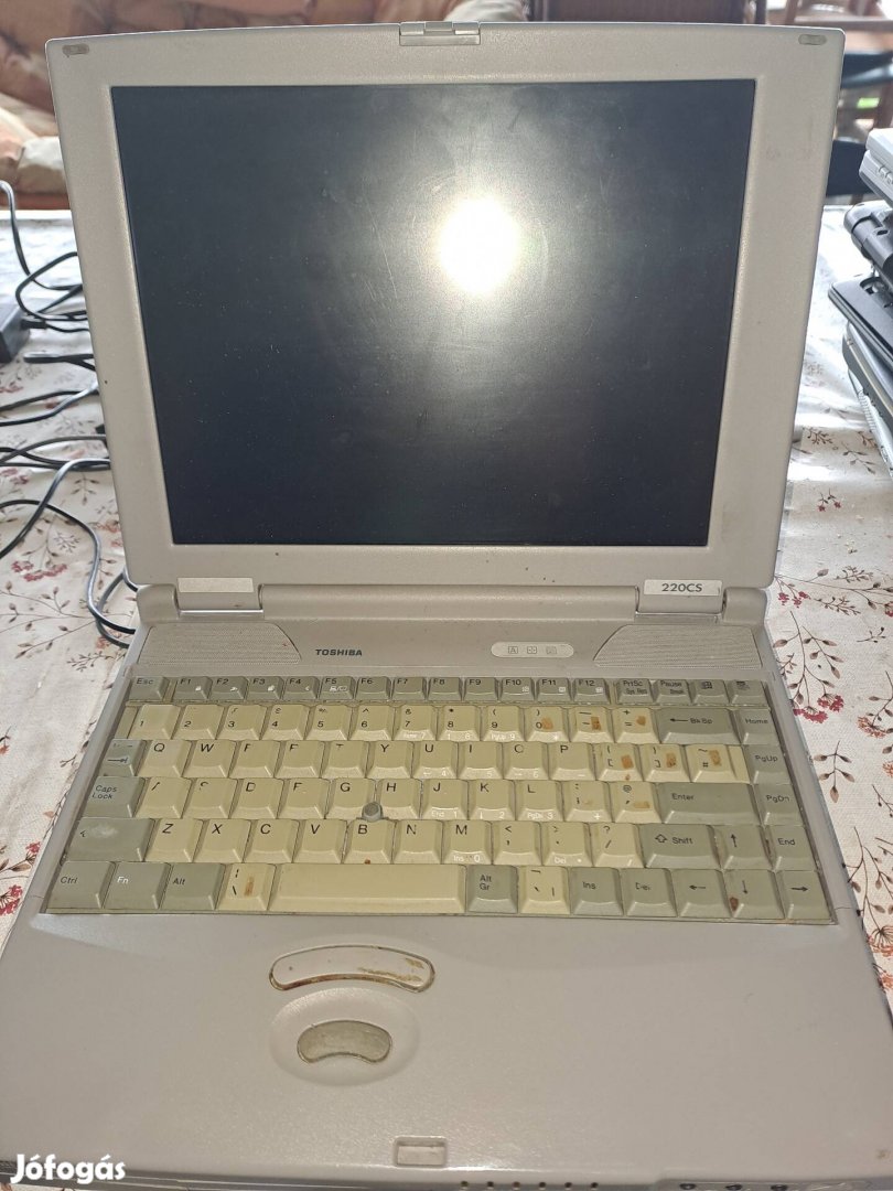 thosiba satellite 220cs ősrégi laptop