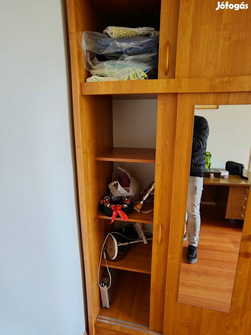 toló ajtós gardrób szekrény 