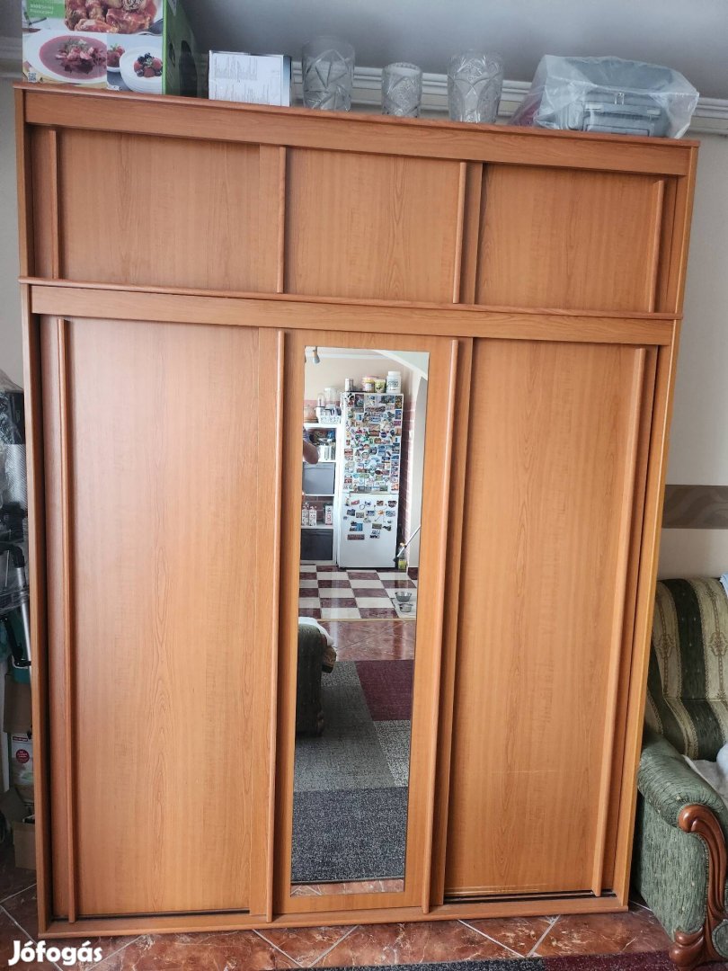 tükrös gardrób