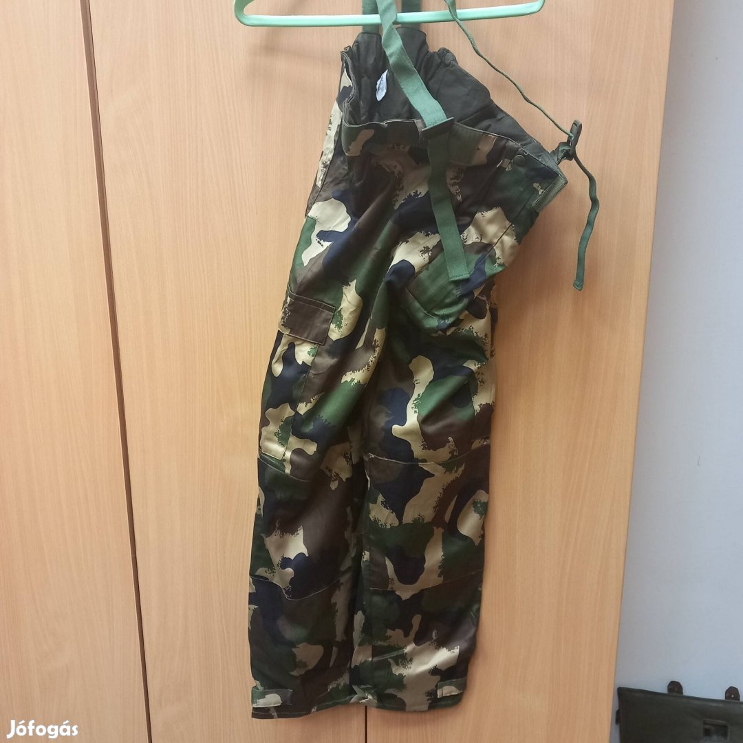 új katonai nadrag és kabát táskával