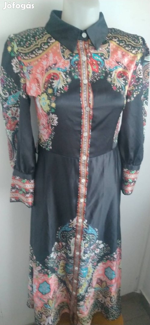 új színes virág mintás motívumokkal díszített alkalmi ruha