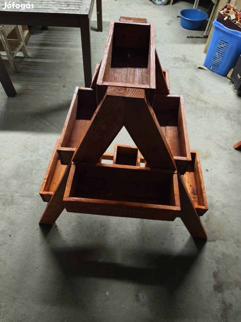 új virágláda állványos