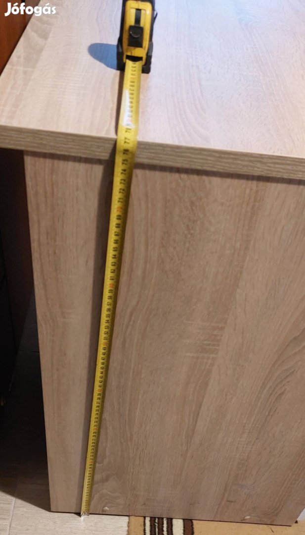 újszerű állapotban lévő íróasztal.