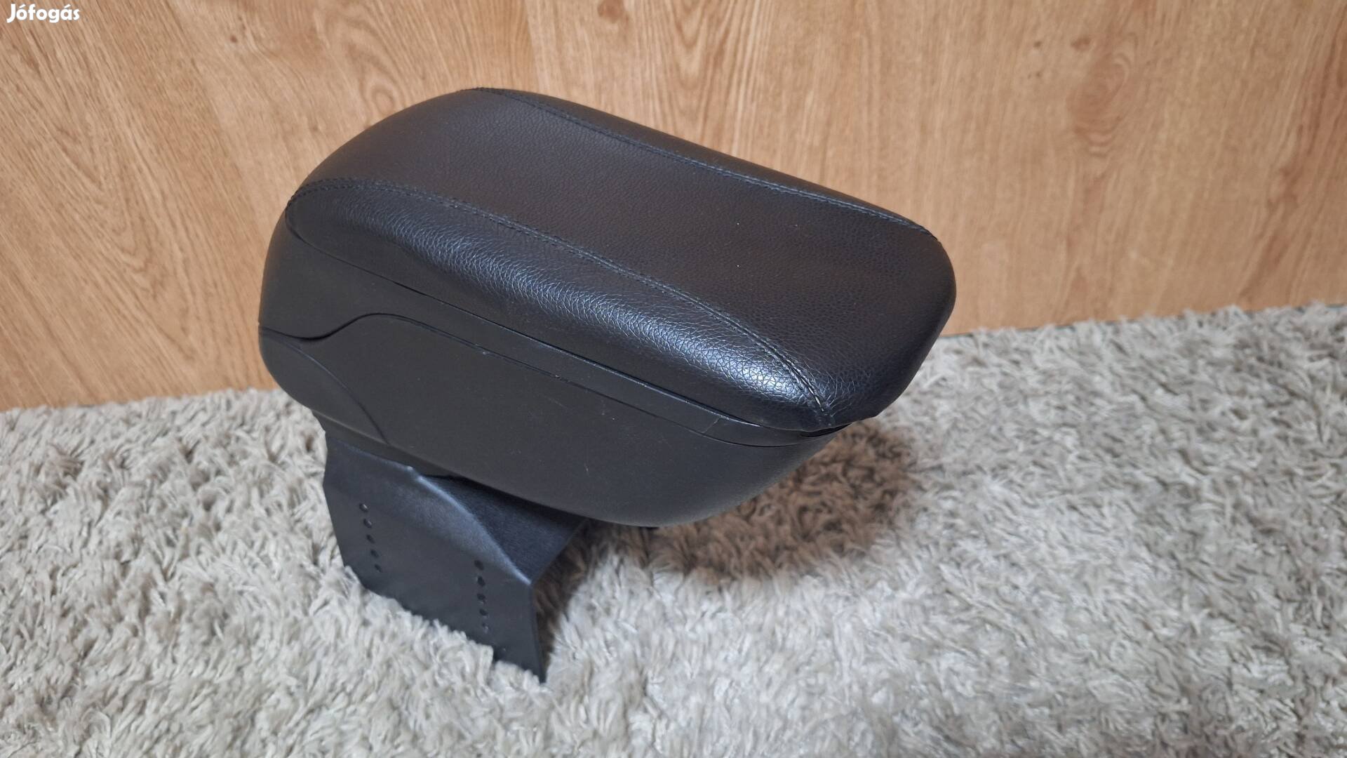 univerzális autós könyöklő postával