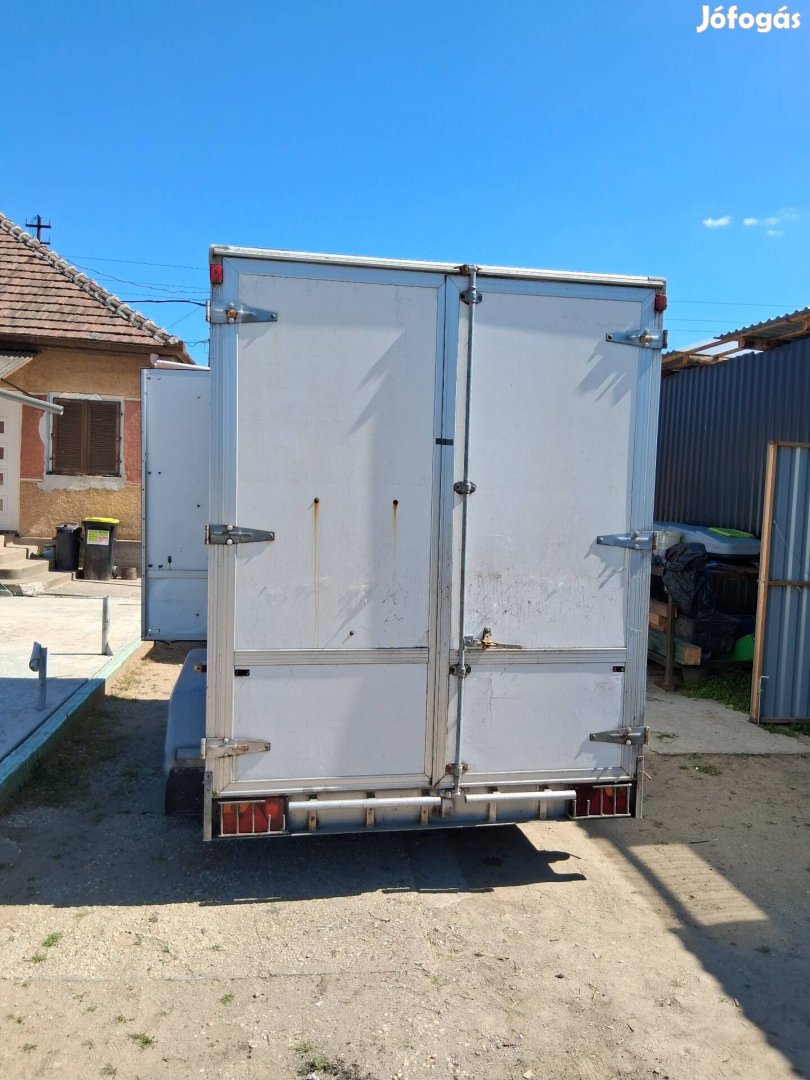 utánfutó 2,5T, kéttengelyes zárt áruszállító, büfékocsi