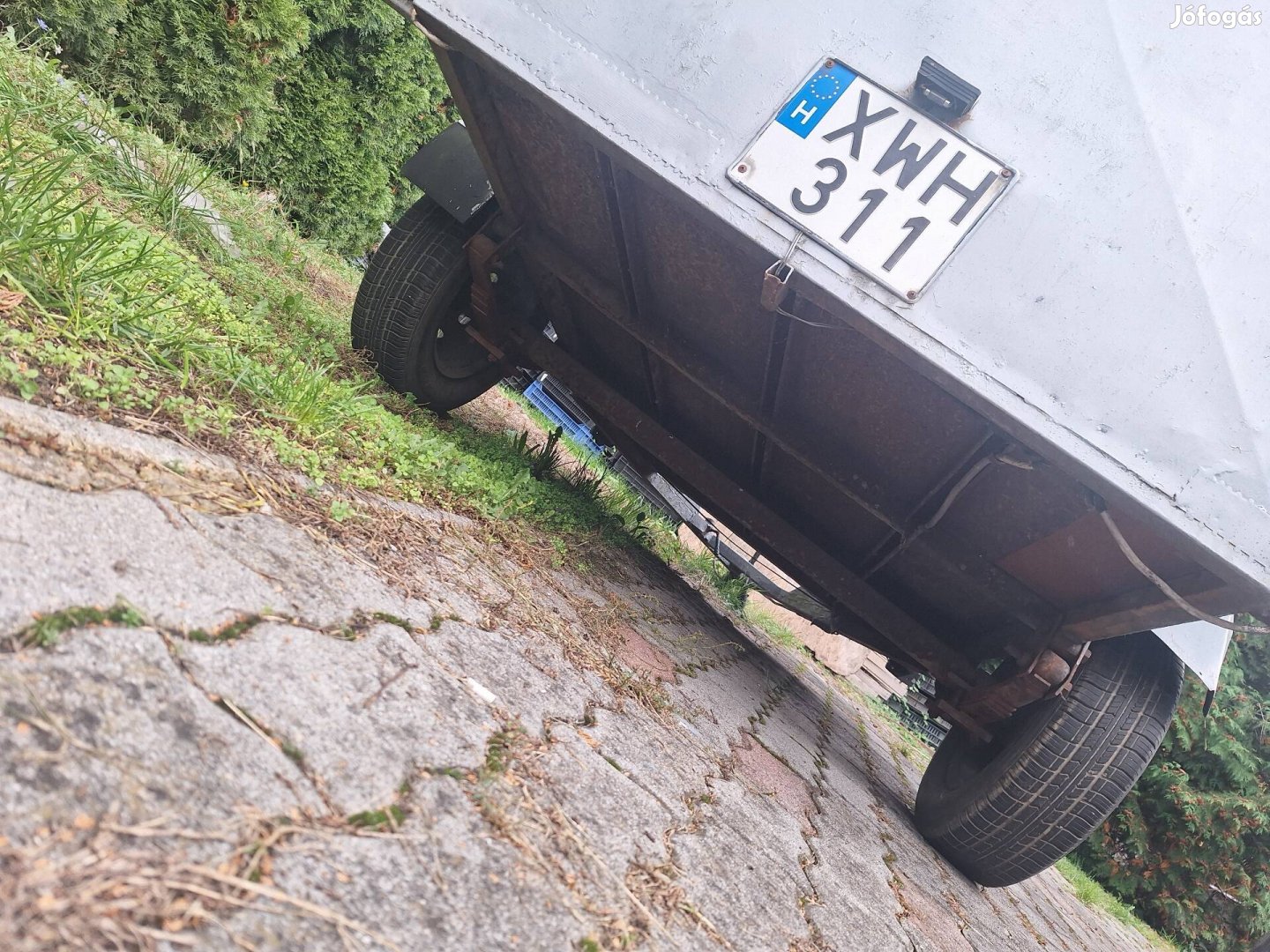 utánfutó zárt laprugós