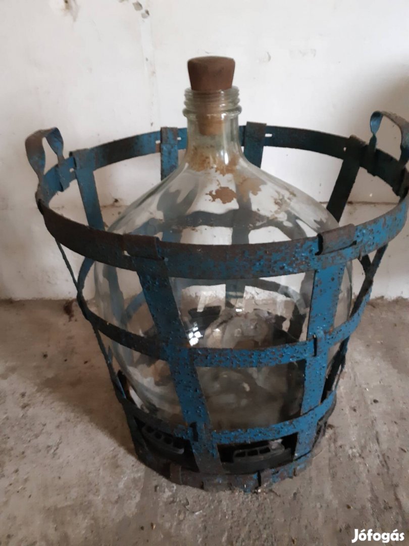 üvegballon fémkosárban