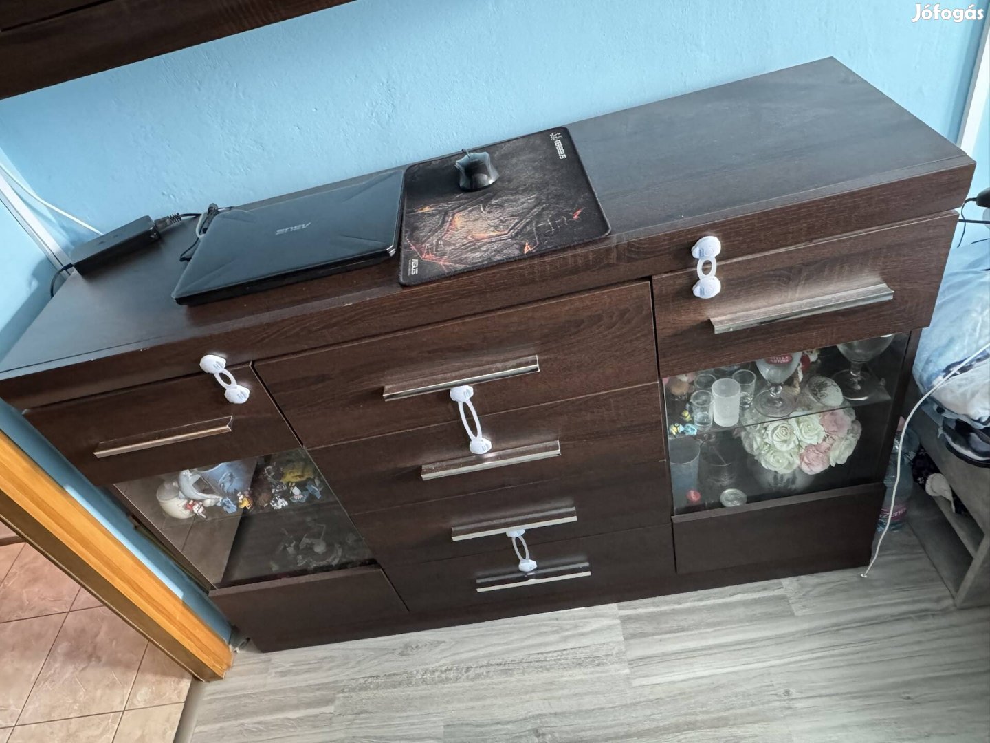 üveges fiókos szekrény eladó 