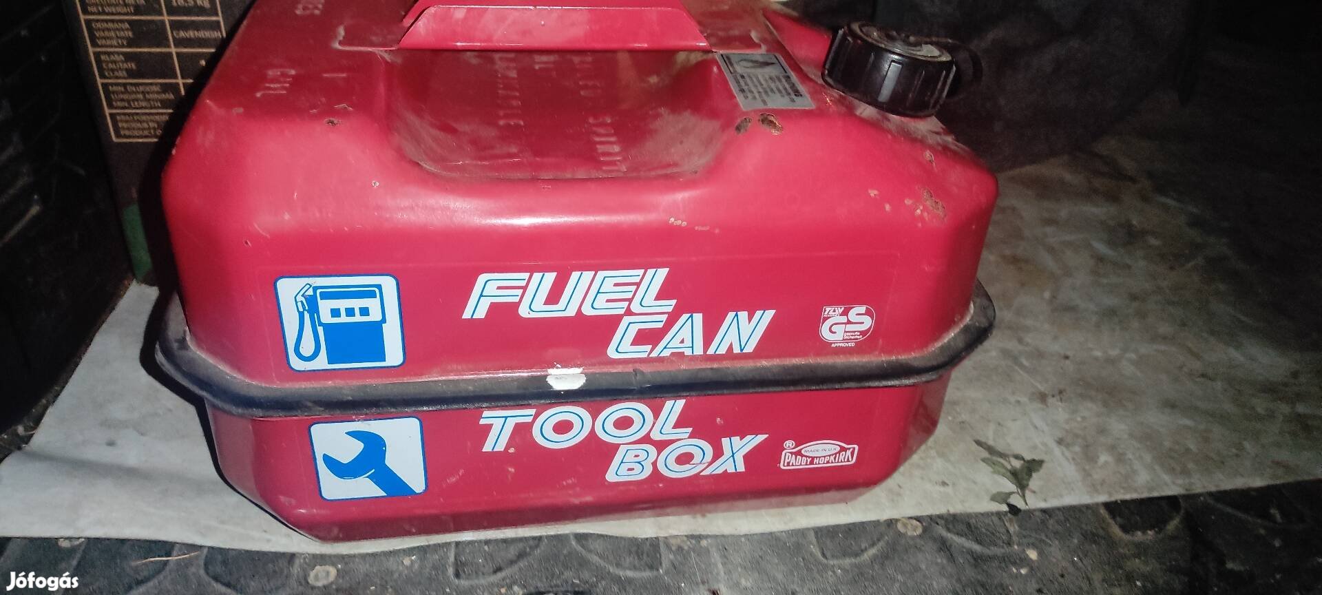 üzemanyag kanna, szerszám tároló egyben 