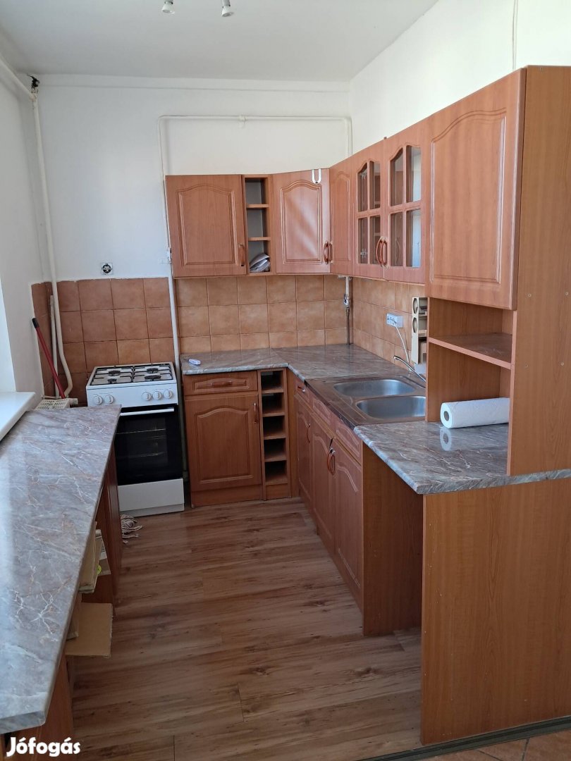 veszprémben a Klapka gy utcában 70 m2 és lakás kiadó 