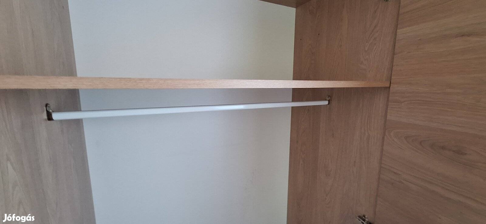 világosbarna színű kétajtós szekrény 
